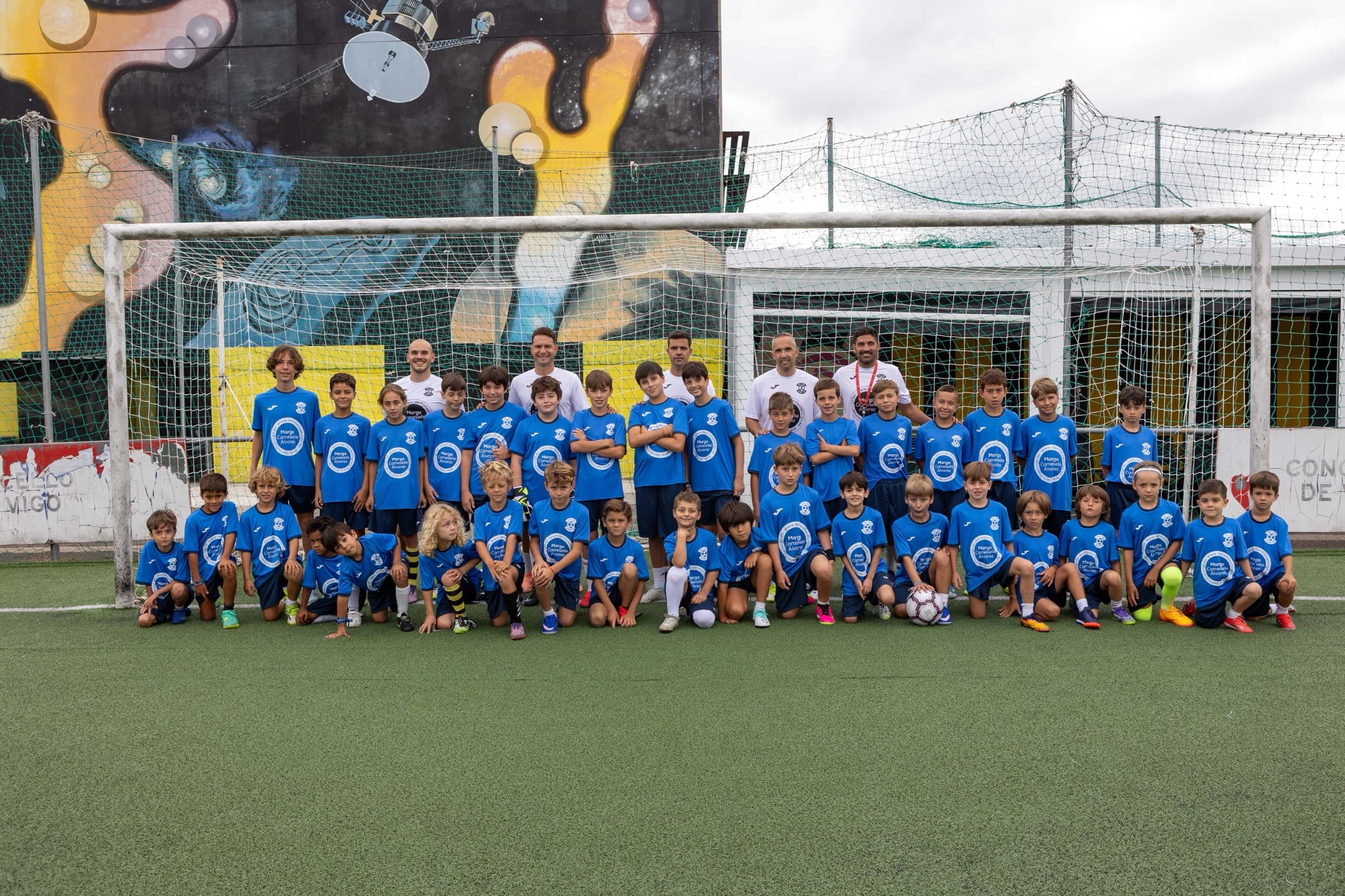 Jugadores y entrenadores de Next Level Academy en el campus de verano